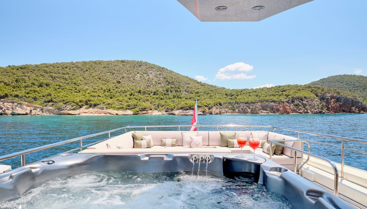 APMONIA yacht charter 3