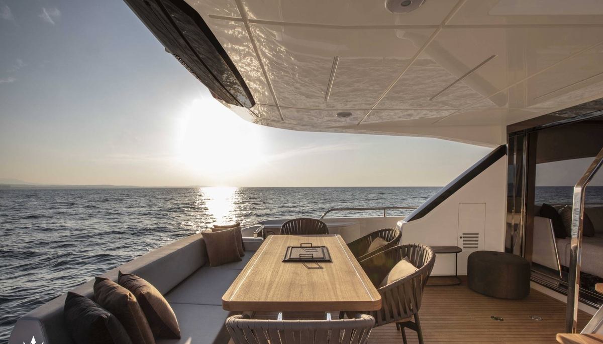 BREEZE yacht charter 5