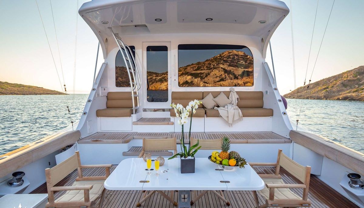 ASTRAPE yacht charter 4