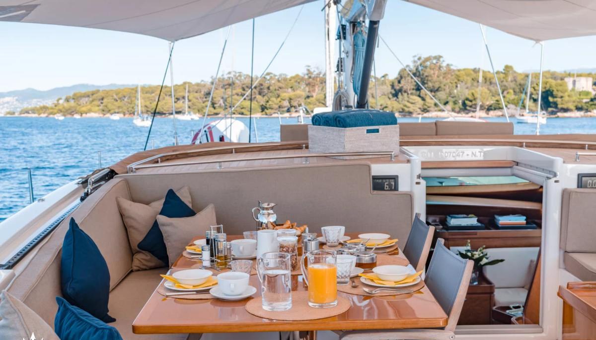 GRAND BLEU VINTAGE yacht charter 5