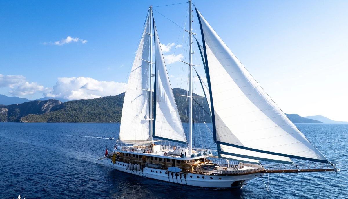 QUEEN ATLANTIS yacht charter 2