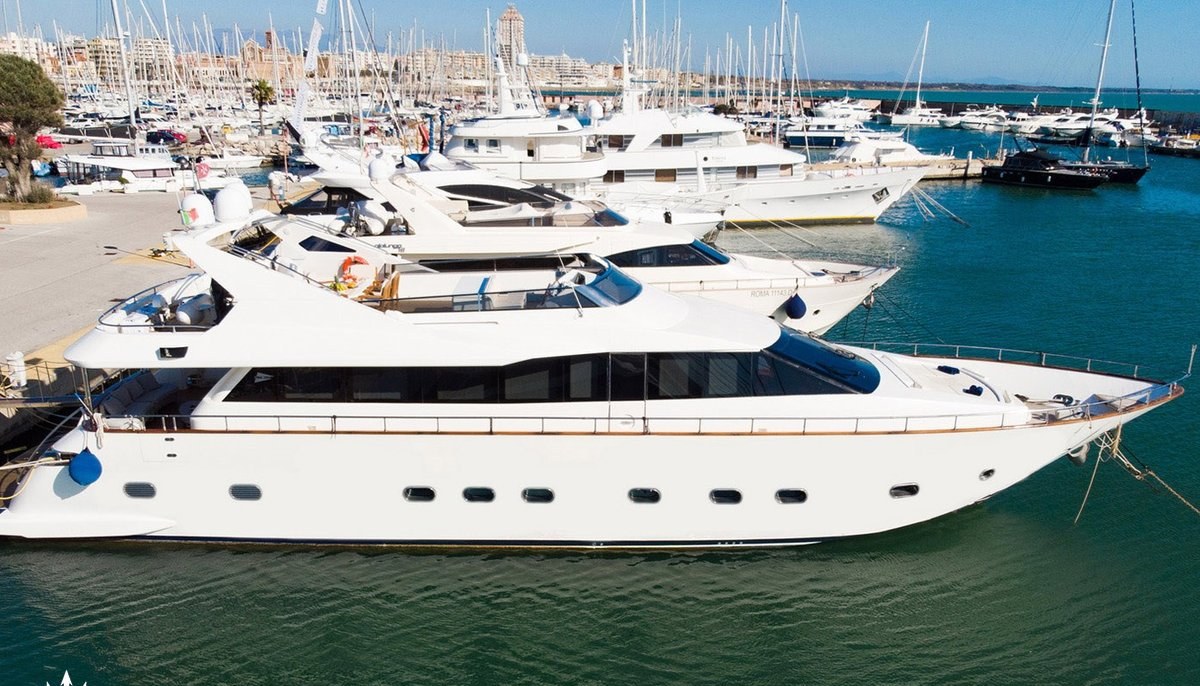 FIRST LADY II yacht charter 2