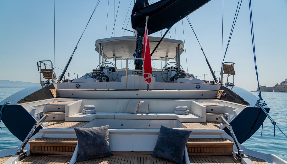 ASHLEYROSE 110 yacht charter 4