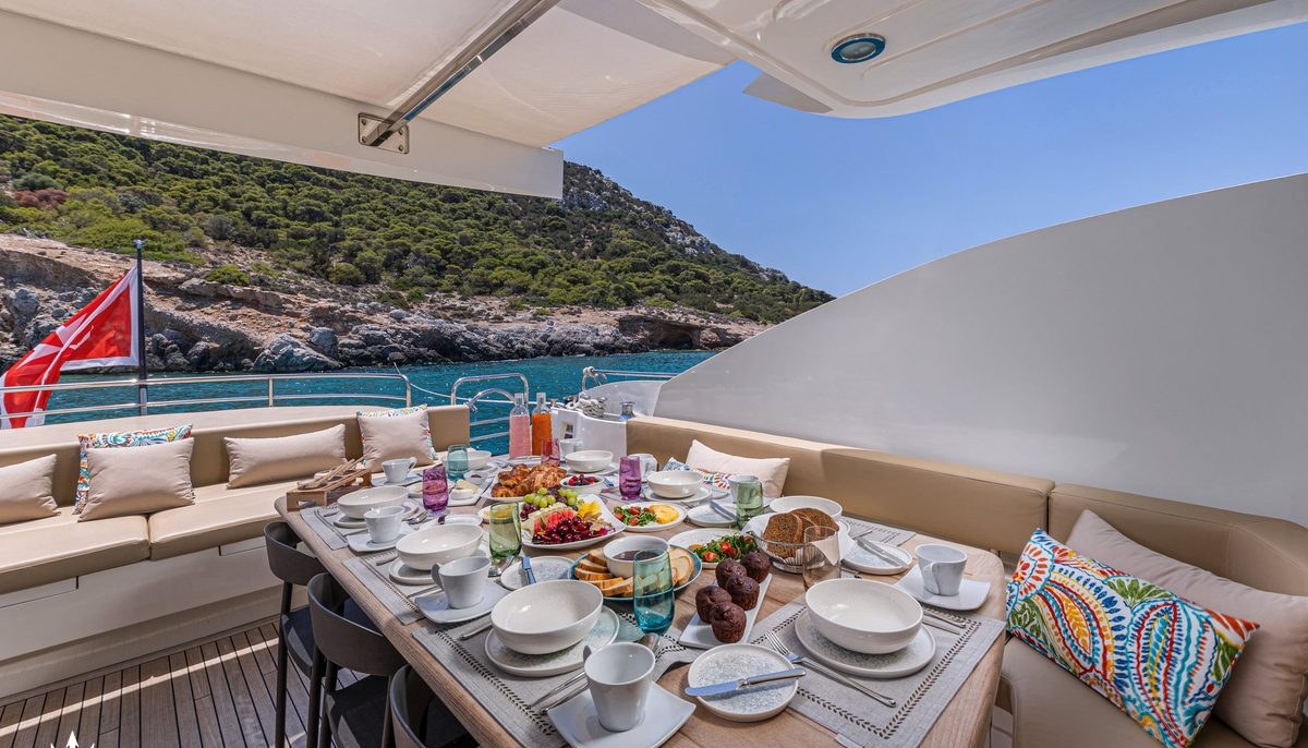 BLADE 6 yacht charter 4