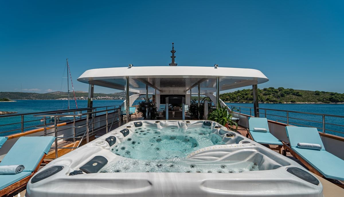 RIVA yacht charter 3