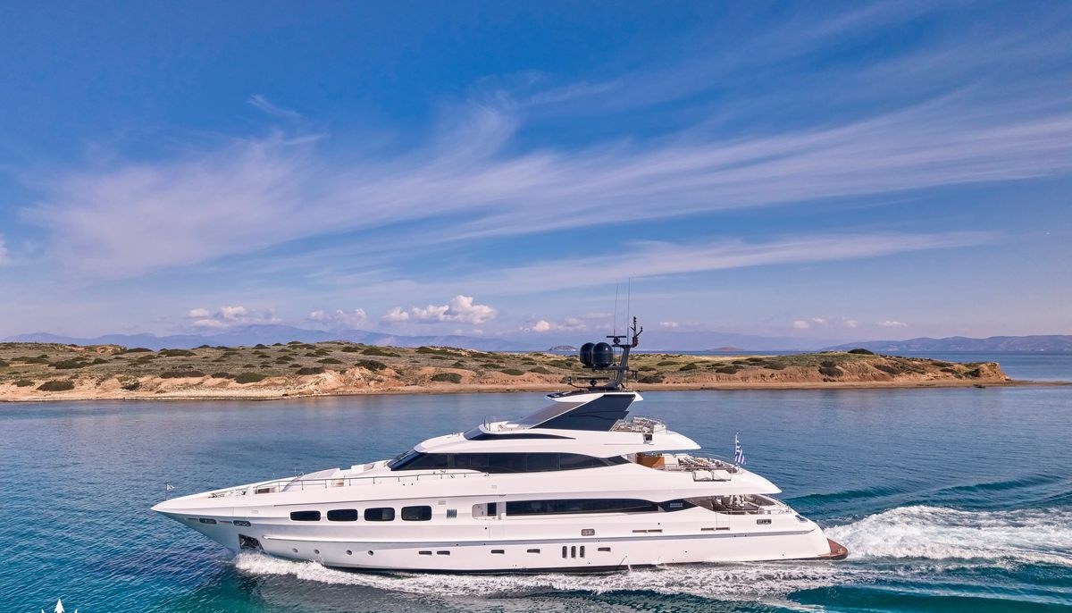 MAESTRO yacht charter 2