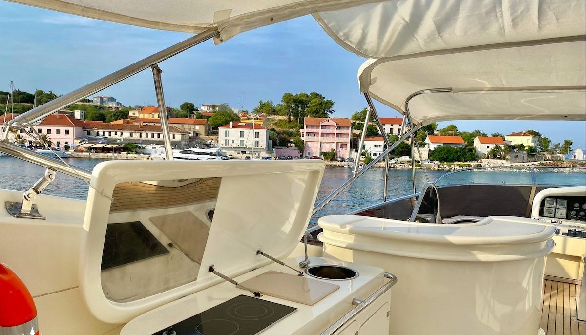 MAGIC SIX yacht charter 4