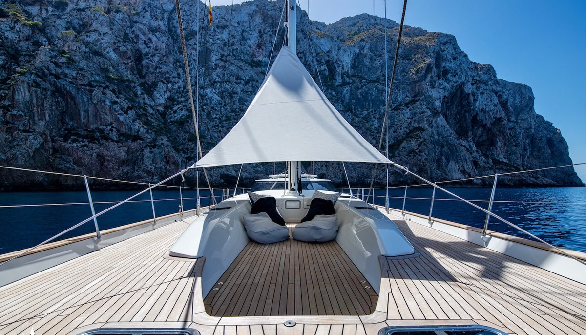 DAKOTA yacht charter 4