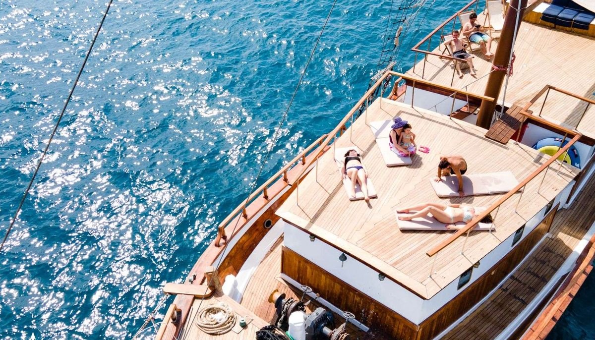 AEGEOTISSA II yacht charter 3