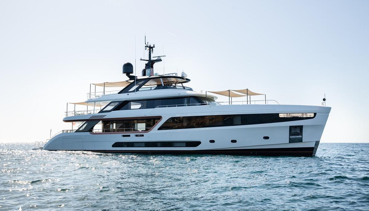 EH2 yacht charter 2