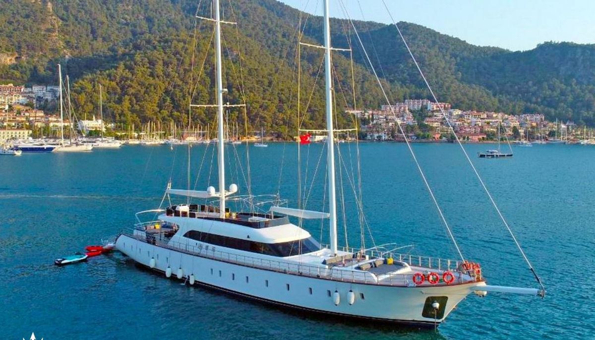QUEEN OF MAKRI yacht charter 2
