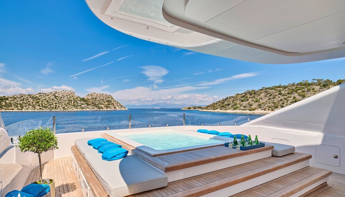 MAESTRO yacht charter 4