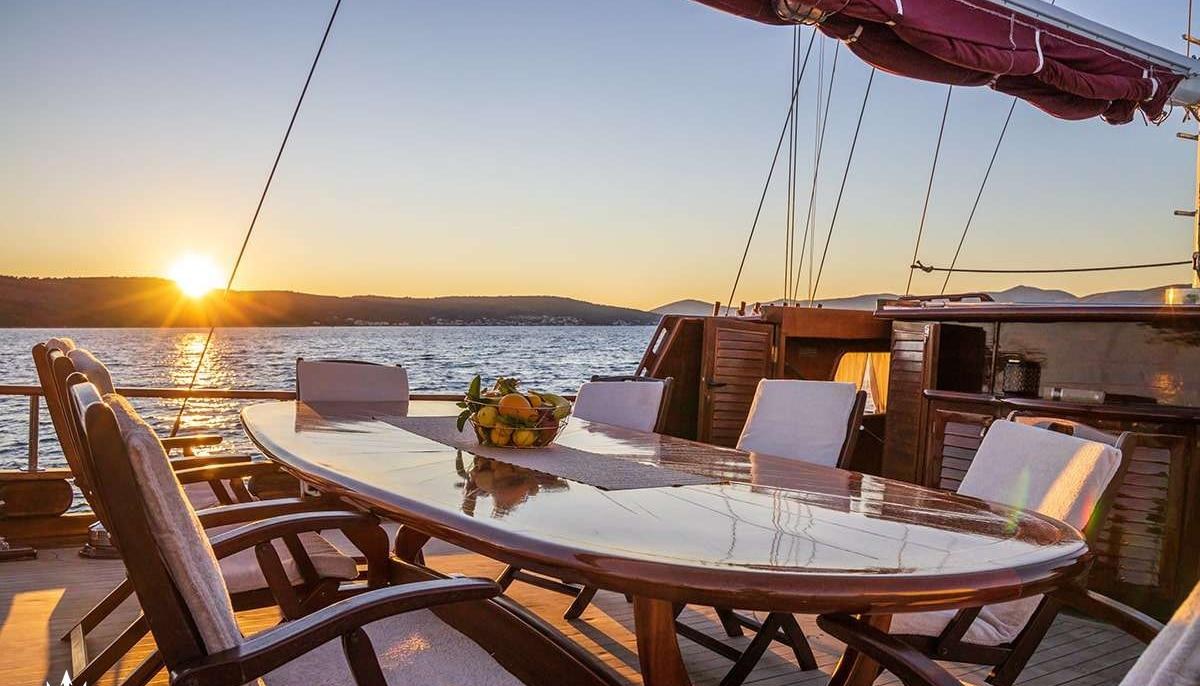 NOSTRA VITA yacht charter 4