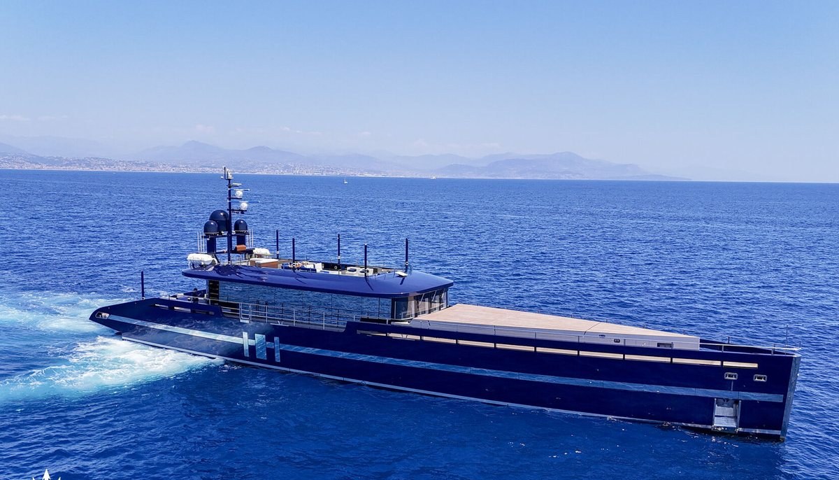 BLADE II yacht charter 2