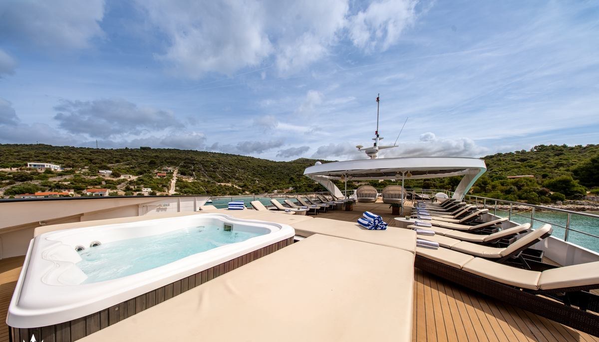KARIZMA yacht charter 4