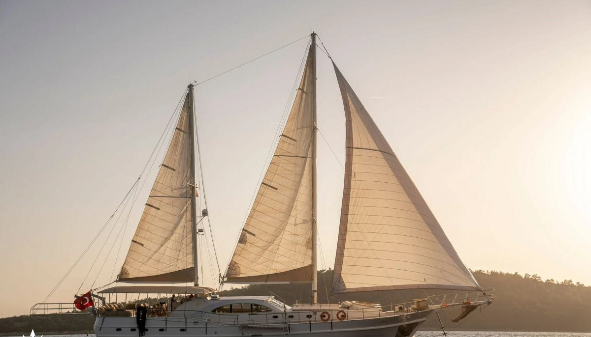 QUEEN OF SEA yacht charter 2