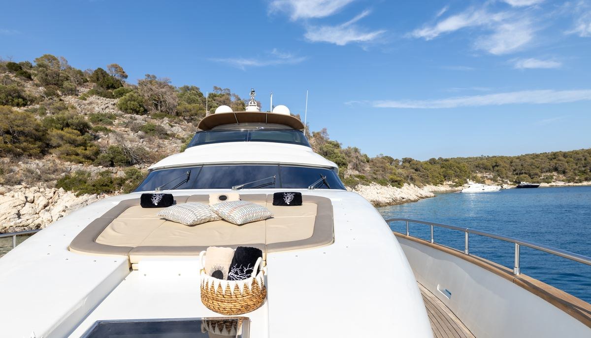 COOKIE yacht charter 3