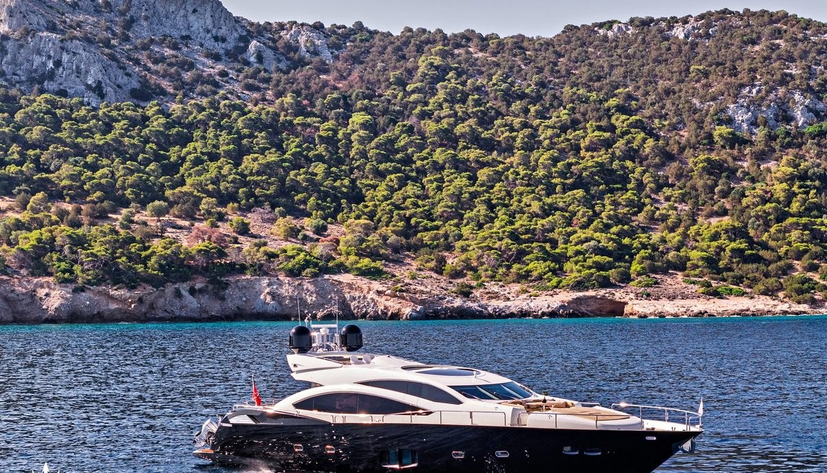 BLADE 6 yacht charter 2