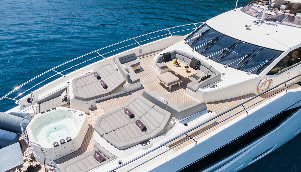 YUTORI yacht charter 3