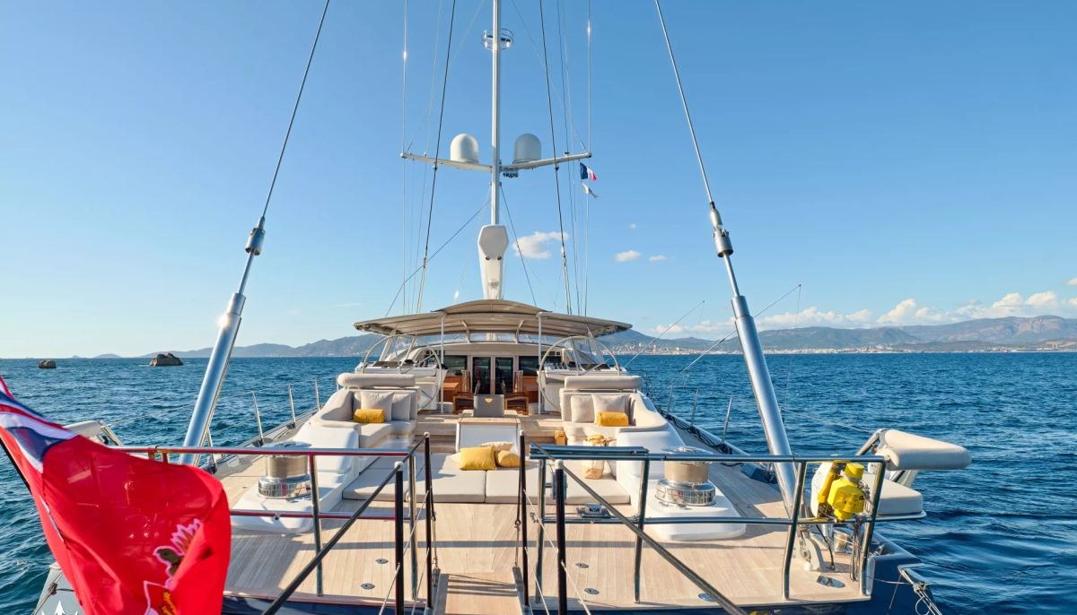 GUILLEMOT yacht charter 3
