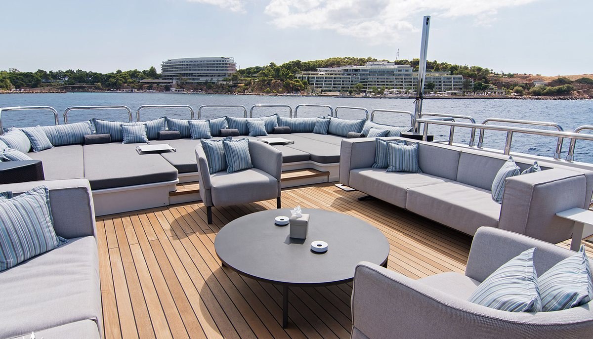 HALLO yacht charter 4