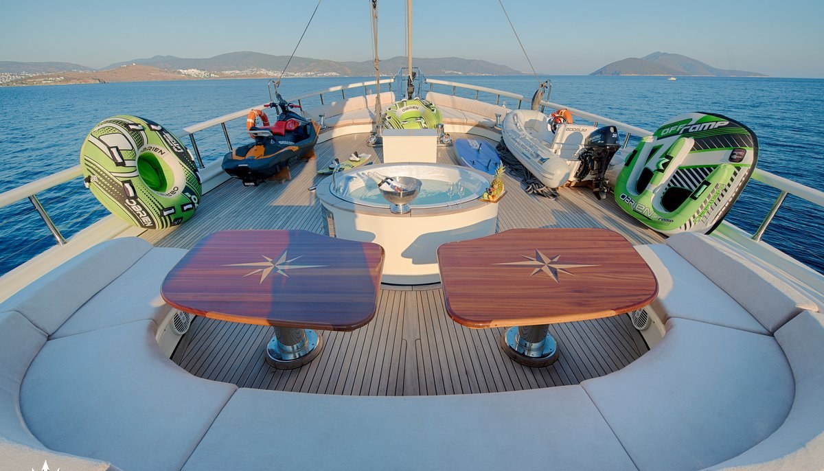 QUEEN OF SALMAKIS yacht charter 5