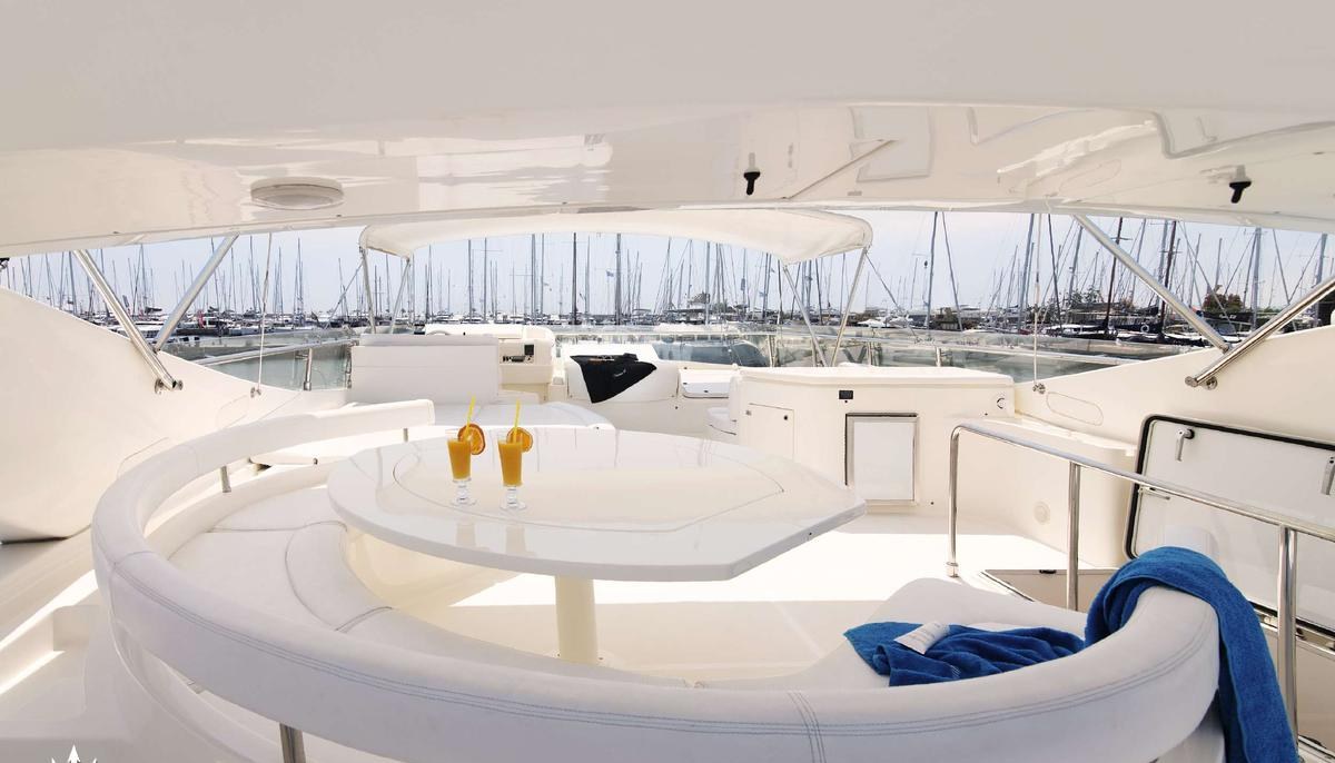 VENTUS 21 yacht charter 3