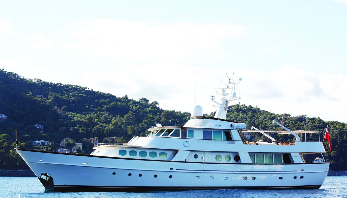 C SIDE yacht charter 2