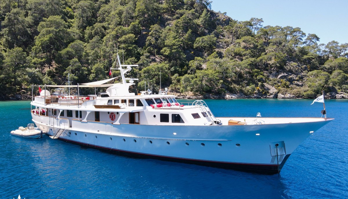 ALHAMBRA yacht charter 2