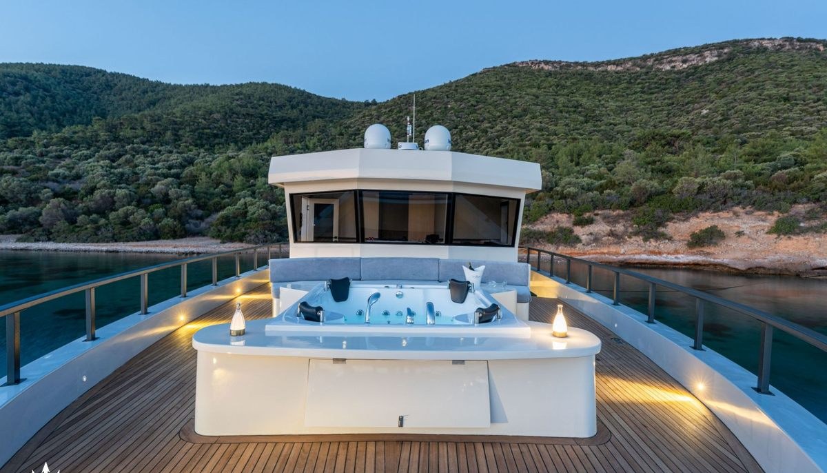 CALM DOWN yacht charter 3
