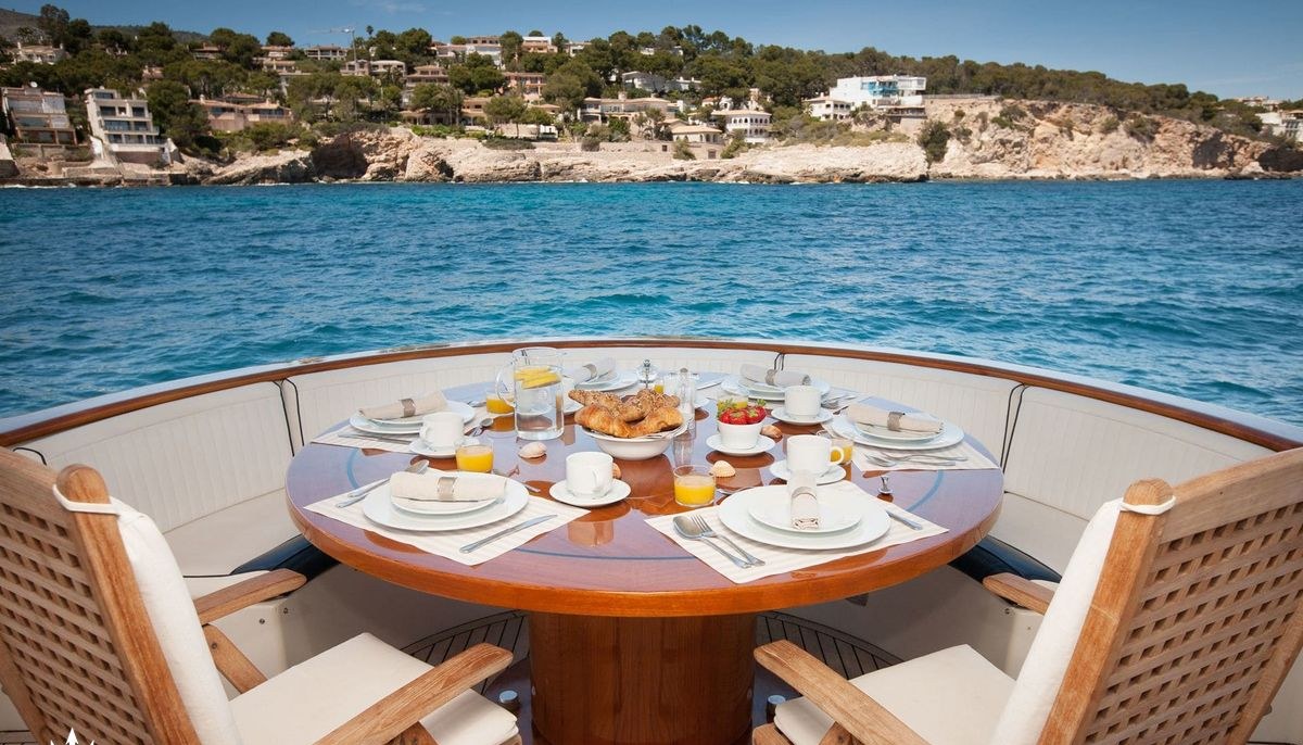 WHITE FANG yacht charter 5