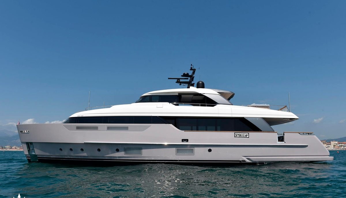 MALKIA yacht charter 2