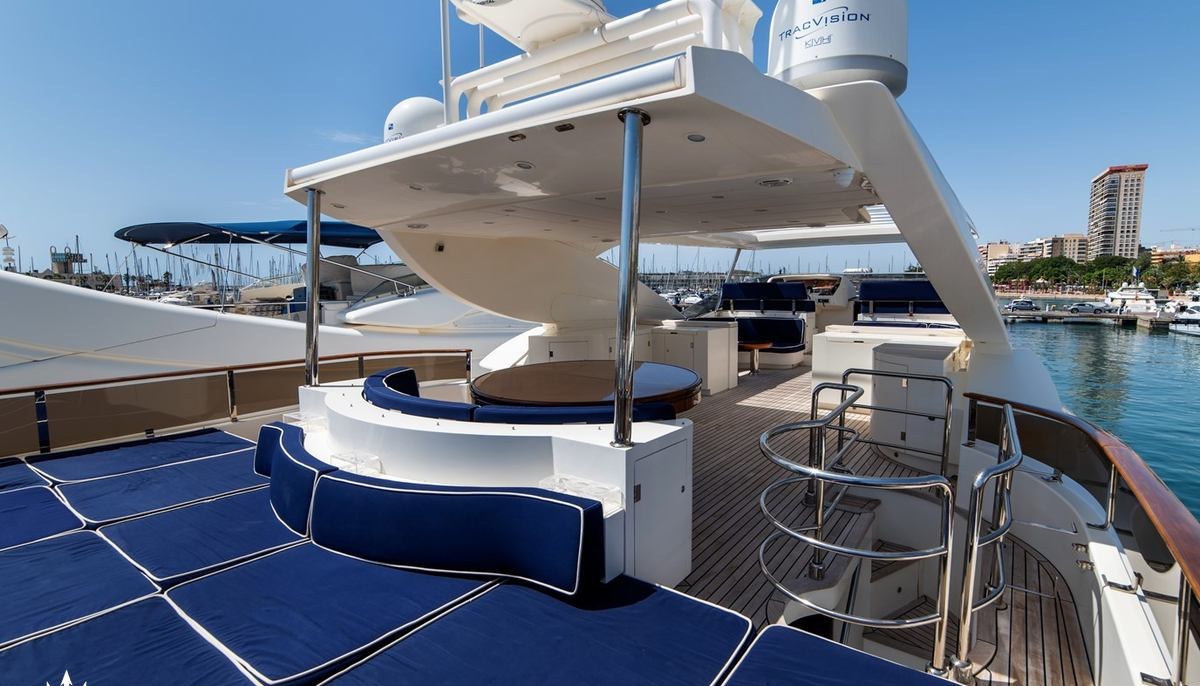 B TWO yacht charter 4