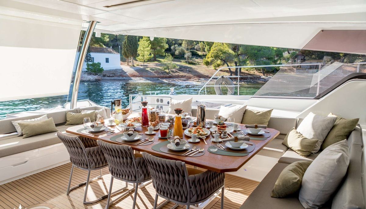 D2 yacht charter 5