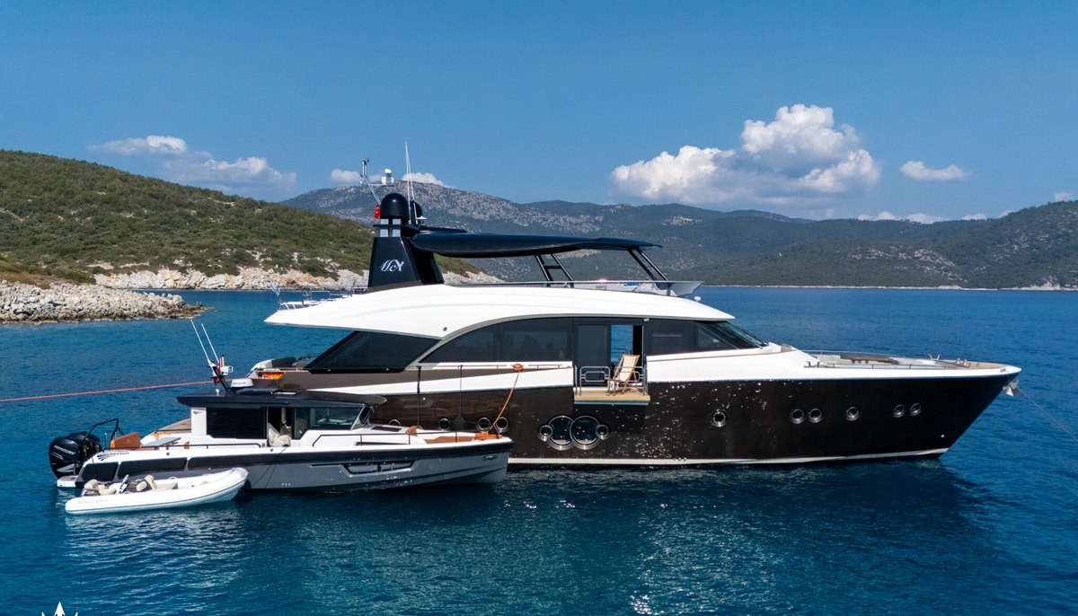 BELLA LUNA yacht charter 2