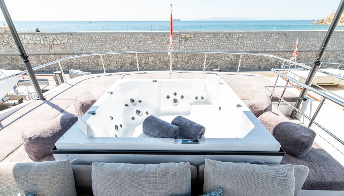 PAREAKI II yacht charter 3