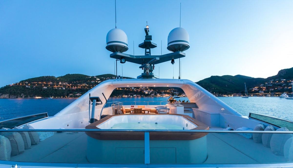 LEGENDA yacht charter 5