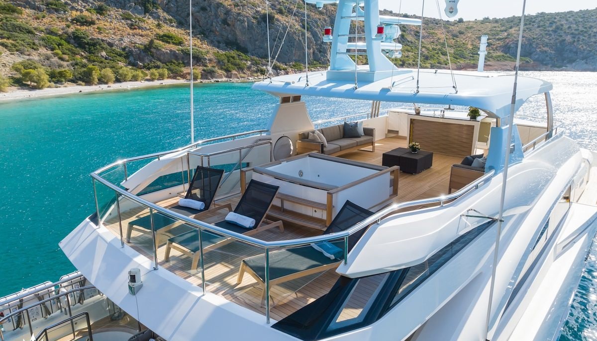 LE VERSEAU yacht charter 3
