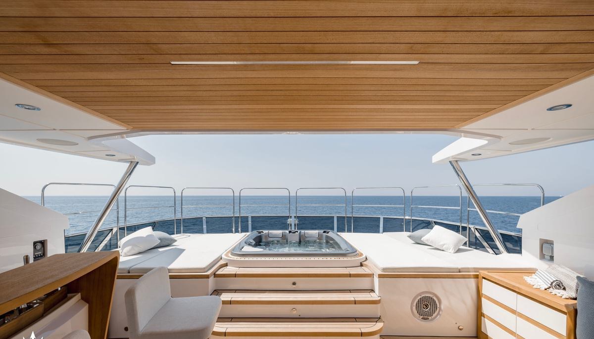 ELZA yacht charter 4