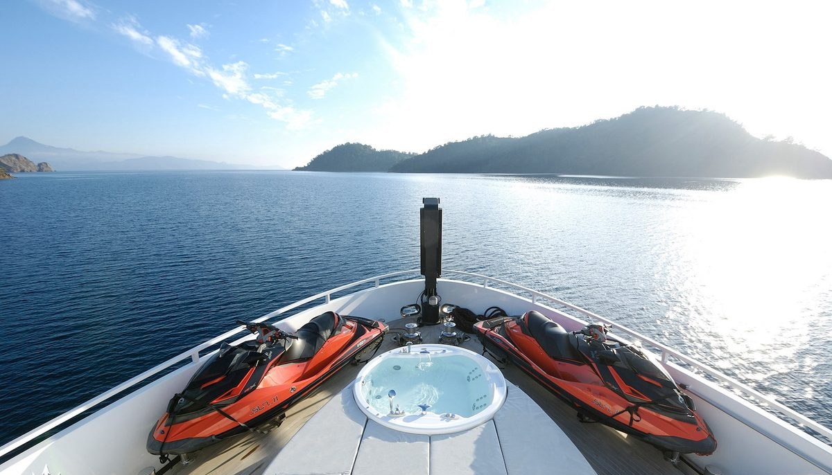 SUN yacht charter 3