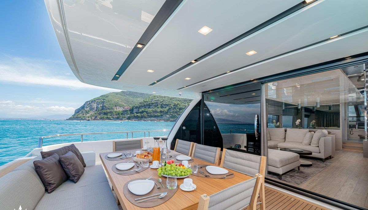 LUCKY yacht charter 5