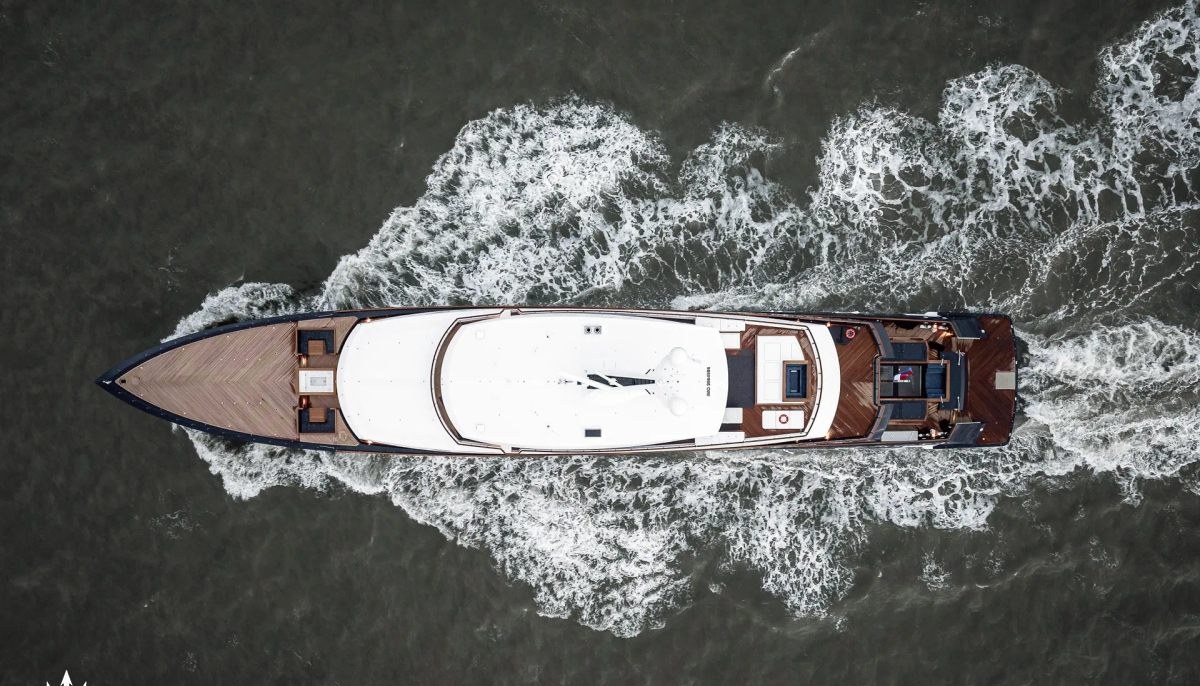 LES CINQ yacht charter 5