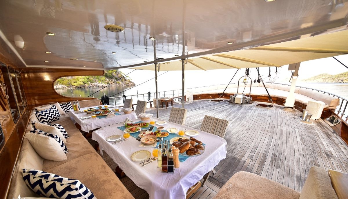 QUEEN ATLANTIS yacht charter 3