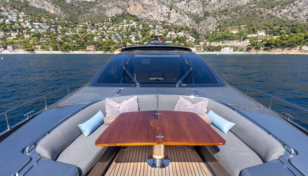 SILVER BREEZE yacht charter 3