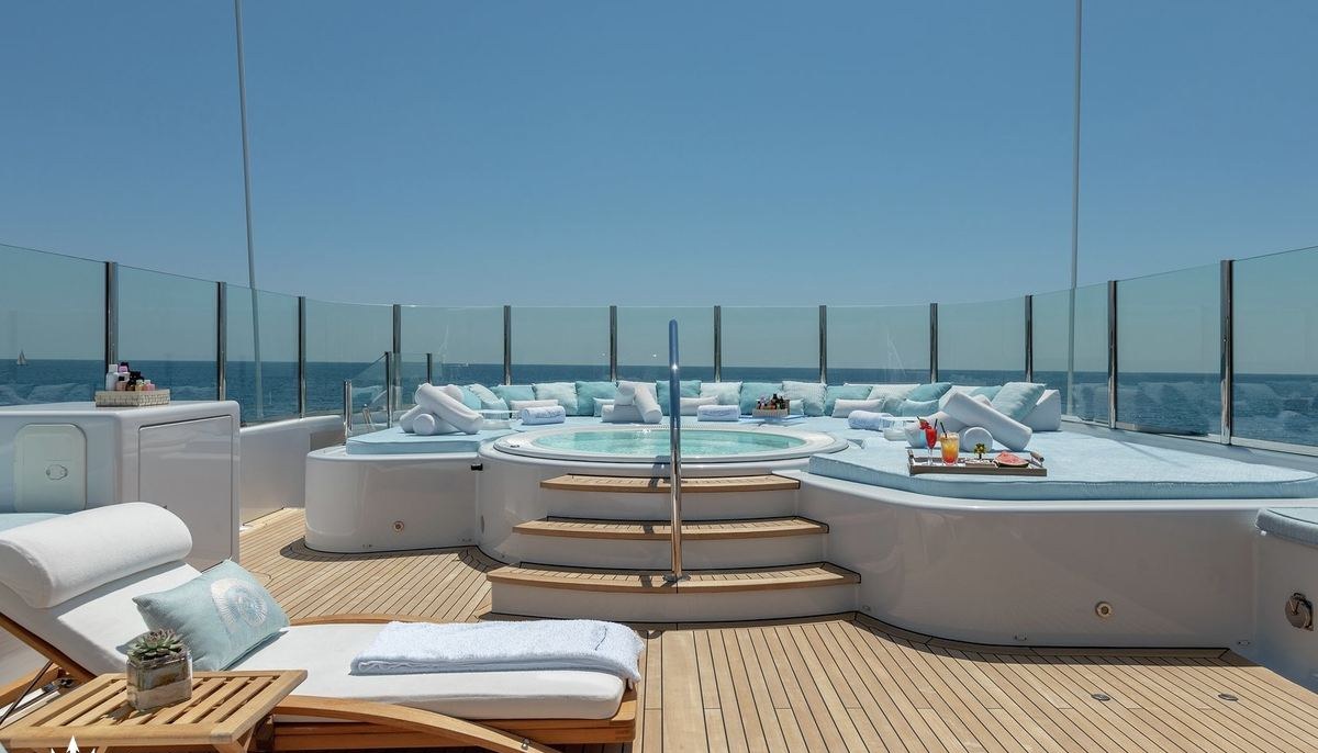 LA MIRAGE yacht charter 3