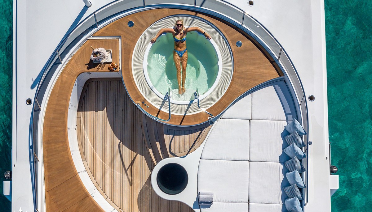 REVERIE yacht charter 3