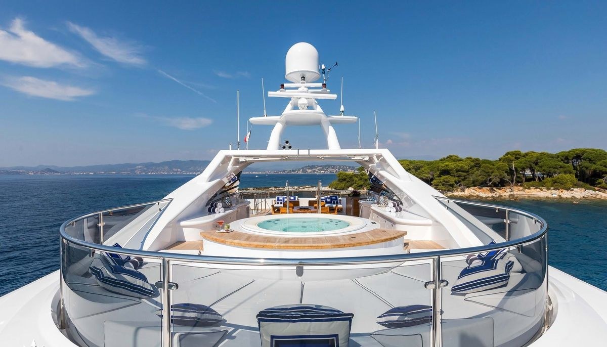 LA TANIA yacht charter 3