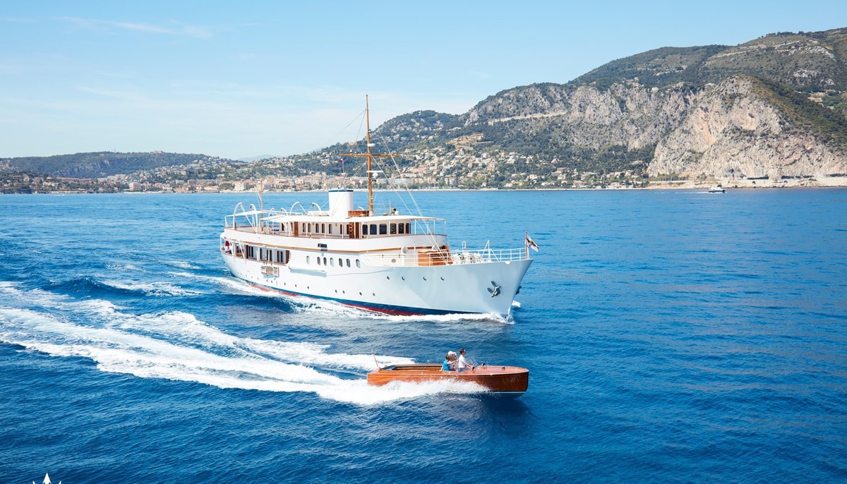 MALAHNE yacht charter 3