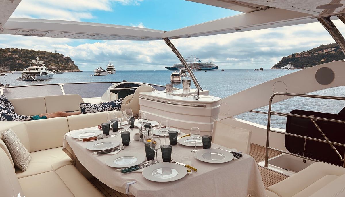 SARAHLISA yacht charter 5