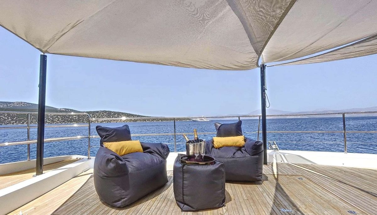 CRAZY HORSE yacht charter 4